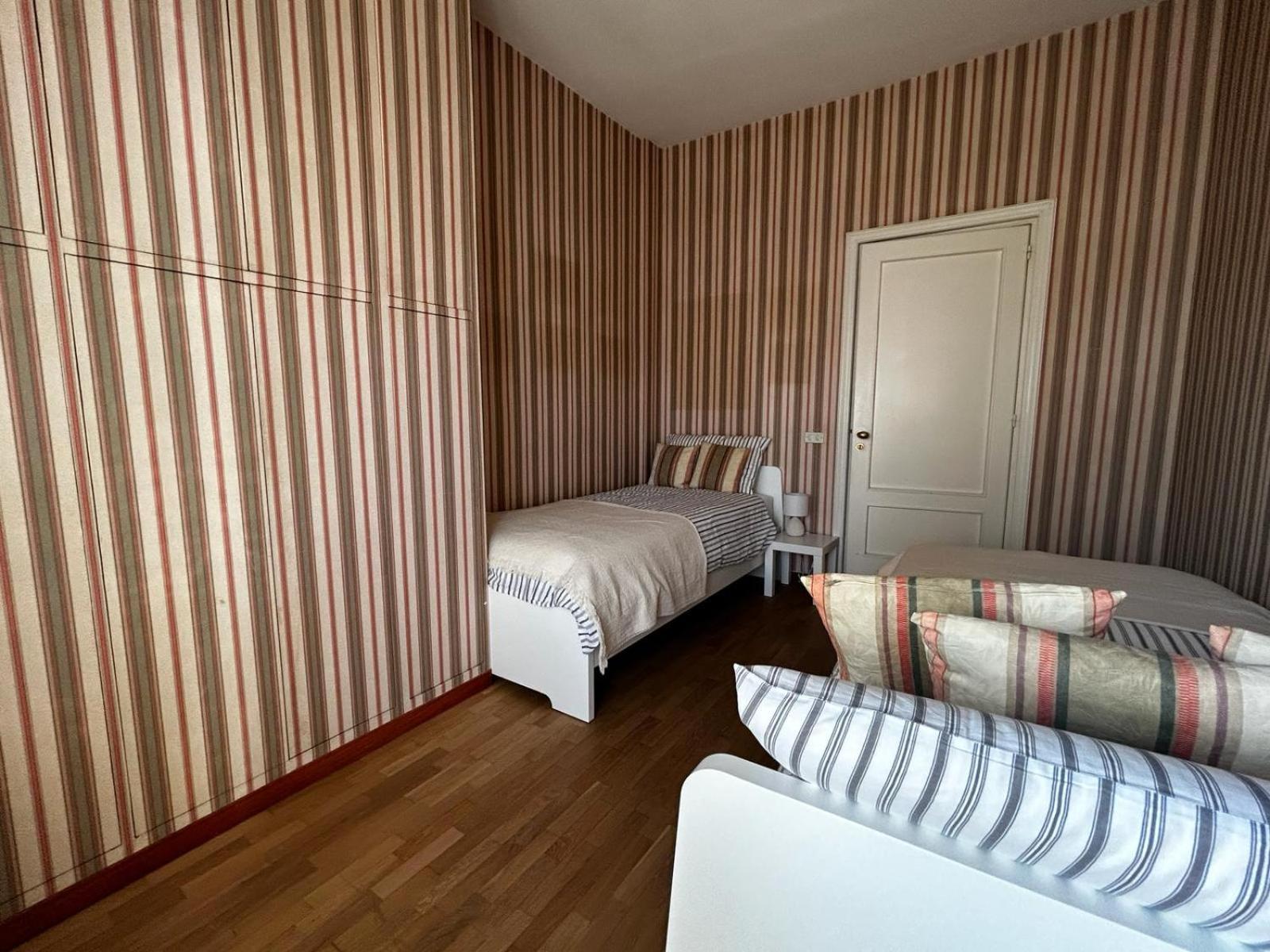 Front Beach Apartment - 3 Bedrooms Bari Bagian luar foto