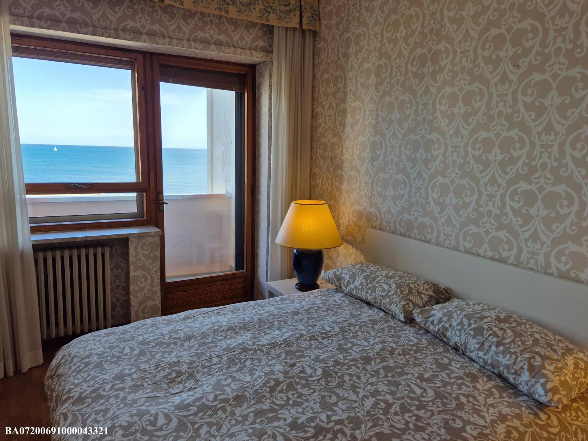 Front Beach Apartment - 3 Bedrooms Bari Bagian luar foto